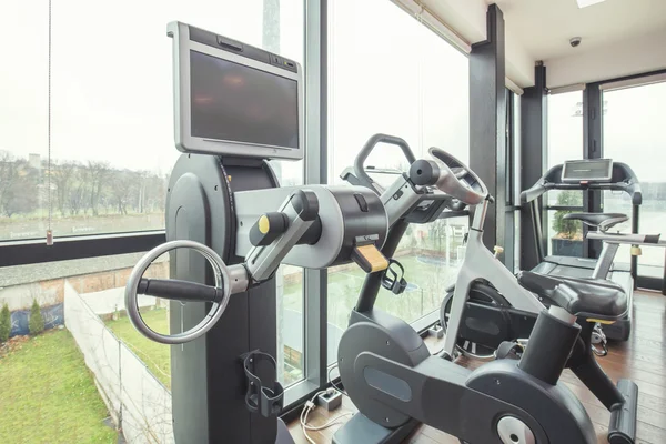 Máquinas en gimnasio moderno —  Fotos de Stock