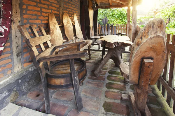 Einzigartige Holzstühle und Tisch auf der Veranda — Stockfoto