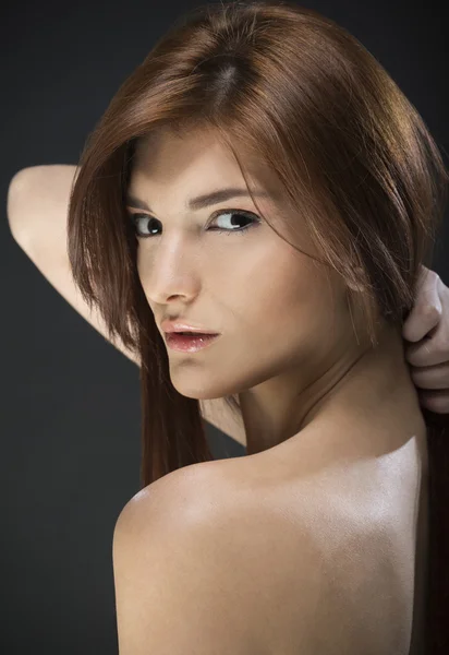 Retrato de uma bela mulher de cabelo vermelho — Fotografia de Stock