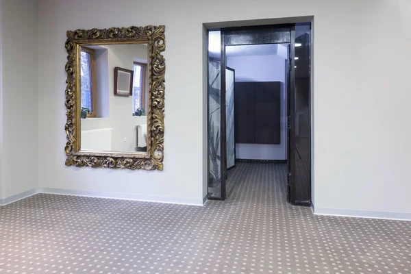 Античное зеркало в строительном коридоре — стоковое фото