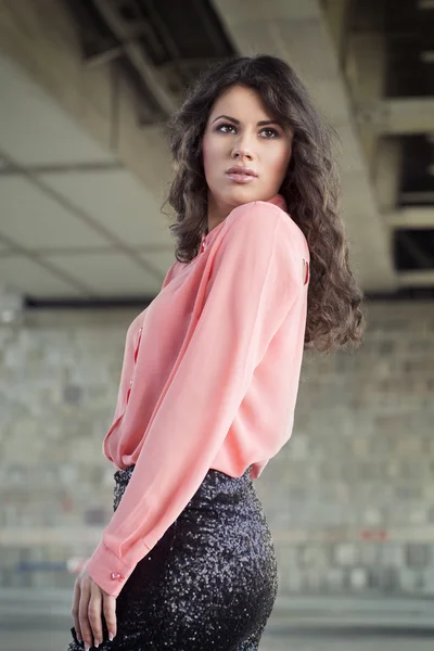 Jovem mulher em camisa rosa e mini-saia preta — Fotografia de Stock