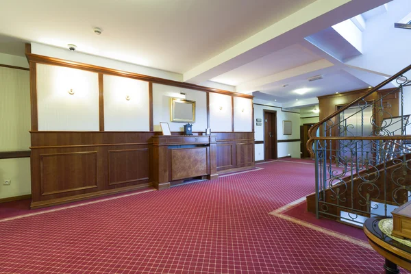 Коридор и лестницы в элегантном отеле — стоковое фото