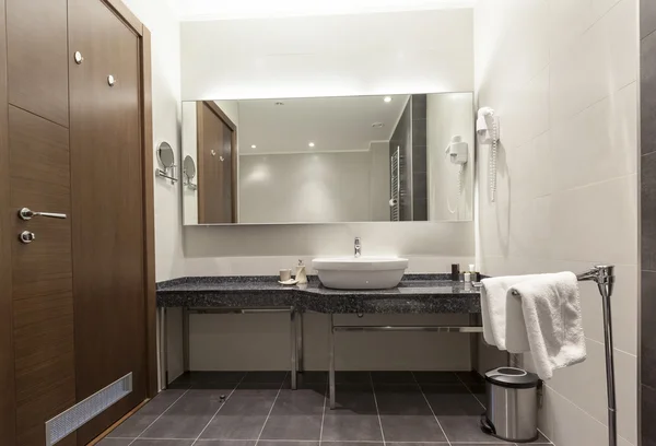 Fregadero y espejo en el baño del hotel —  Fotos de Stock