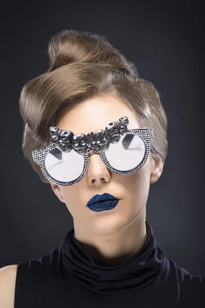 Maquillage de mode avec lèvres cloutées et verres en papier — Photo