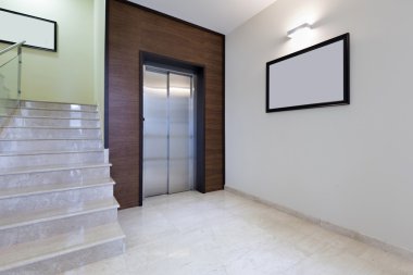 Asansör ve merdiven modern binada