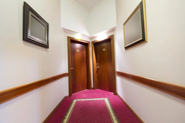 Couloir d'hôtel avec deux portes — Photo