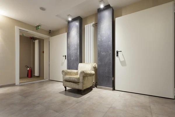 Fauteuil dans le couloir de l'hôtel — Photo