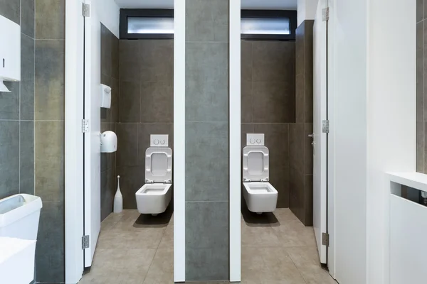 Intérieur moderne des toilettes publiques — Photo