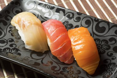 Üç nigiri suşi ürün çeşitliliği - hamachi, maguro, sake