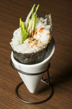 Temaki ebi suşi