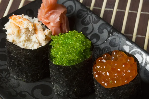 Sortiment de sushi cu crabi, caviar verde și roșu — Fotografie, imagine de stoc