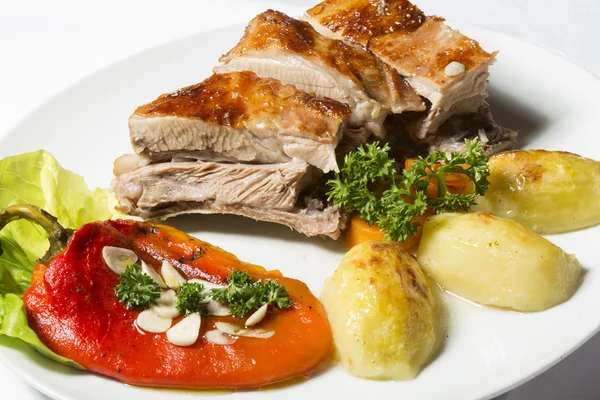 Agneau rôti avec poivron rouge grillé et pomme de terre — Photo