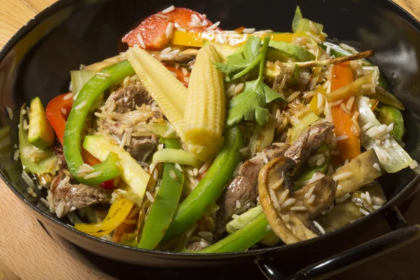 Nötkött och baby majs stir fry asiatisk fusion maträtt — Stockfoto