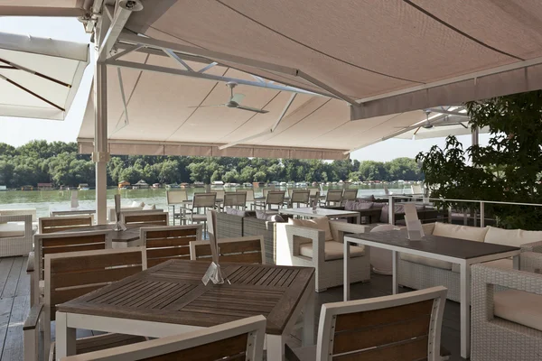 Moderne Café-Terrasse am Fluss — Stockfoto