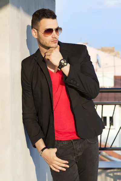 Joven guapo con gafas de sol — Foto de Stock