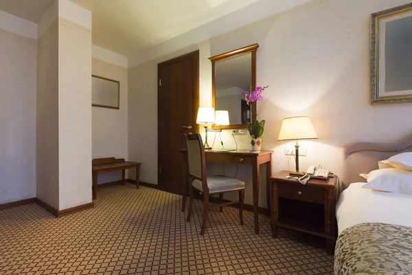 Interiér pokoje hotelu klasický styl — Stock fotografie
