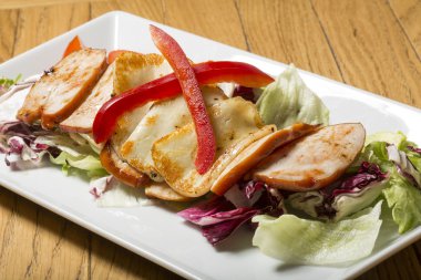 Kızartılmış jambon ve peynirli salata