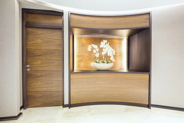 Couloir de construction moderne avec arrangement floral — Photo