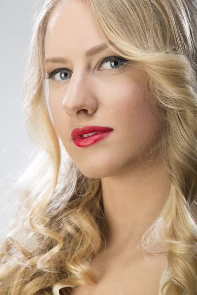 Retrato de una hermosa mujer rubia con lápiz labial rojo —  Fotos de Stock