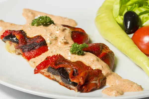 Peperoni arrosto e marinati con salsa piccante — Foto Stock