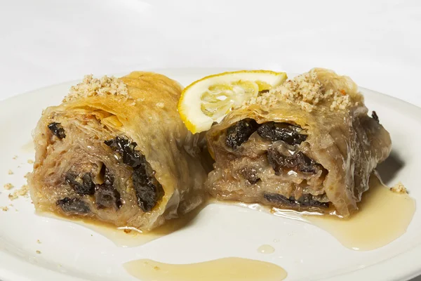 Turkse baklava dessert met noten en gedroogde datums — Stockfoto