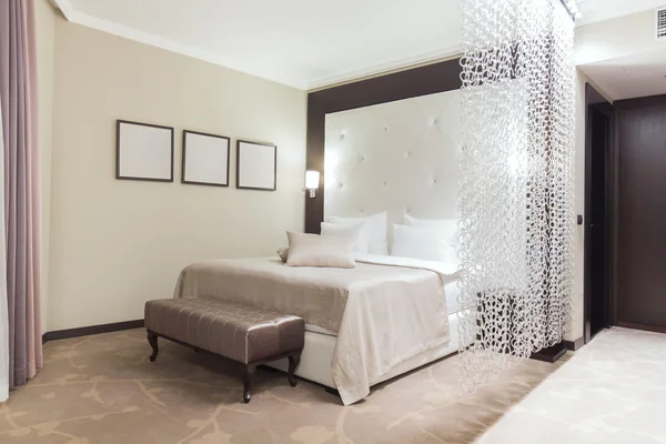 Eleganckie wnętrze sypialni — Zdjęcie stockowe
