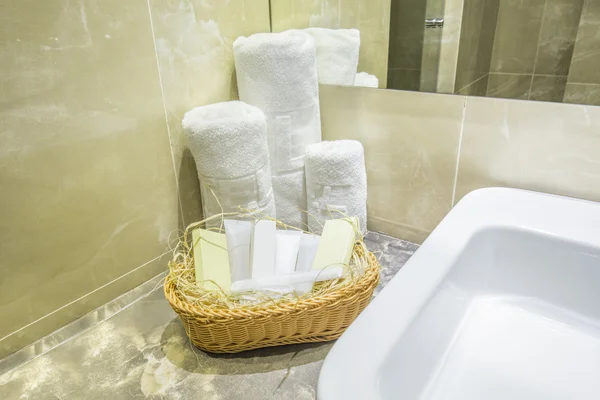 Handdukar, tvål och shmapoo av diskbänken i hotel badrum — Stockfoto