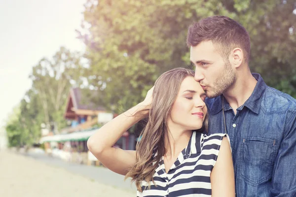 Jeune couple affectueux à l'extérieur — Photo