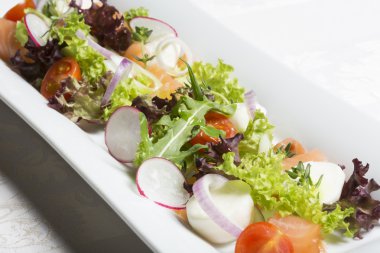taze karışık salata somon ile