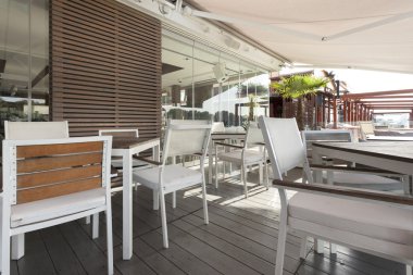Yaz kafe Nehri üzerinde