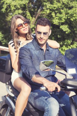 Vespa 'daki genç çift