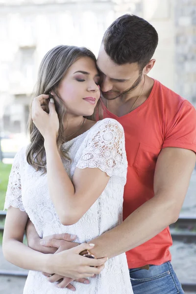 Pareja amorosa en abrazo — Foto de Stock