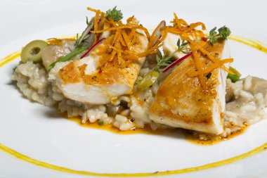 Mantarlı risotto ile marine edilmiş Türkiye fileto