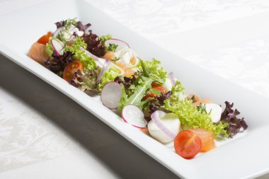 taze karışık salata somon ile