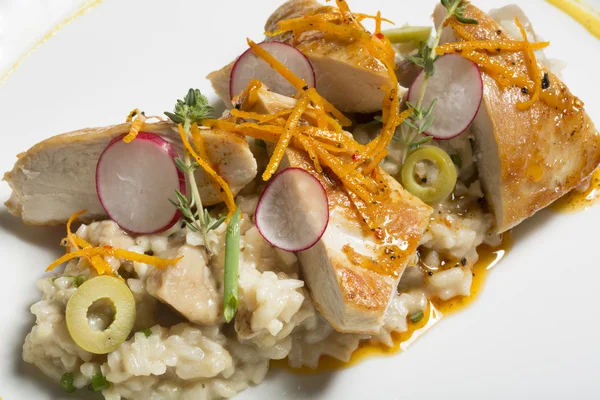 Filetes de peru marinados com risoto de cogumelos — Fotografia de Stock