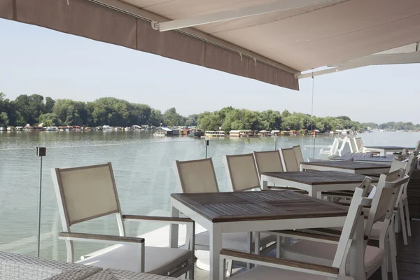 Riverside café terrass — Stockfoto