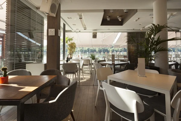 Interior de una elegante cafetería junto al río — Foto de Stock