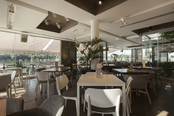 Interior de una elegante cafetería junto al río — Foto de Stock