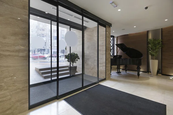 Lobi binada piyano — Stok fotoğraf