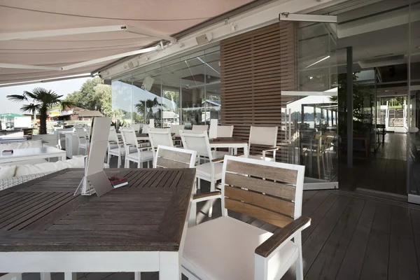 Moderno terraço café ribeirinha — Fotografia de Stock