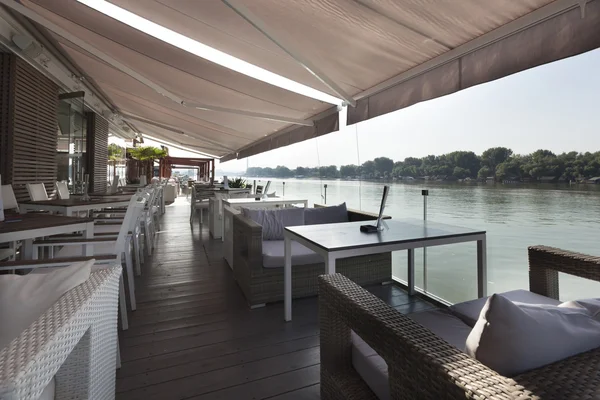 Riverside café terras — Stockfoto