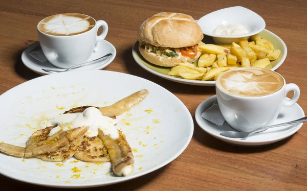 Posiłek hamburger i banan restauracja flambe deser z kawą — Zdjęcie stockowe