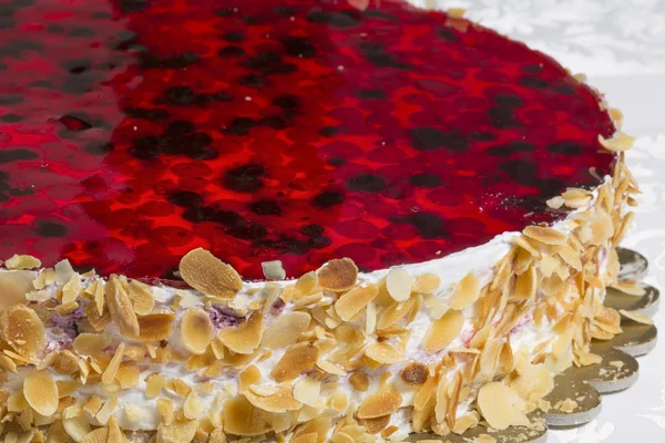 Pastel mixto de frutas rojas y almendras — Foto de Stock