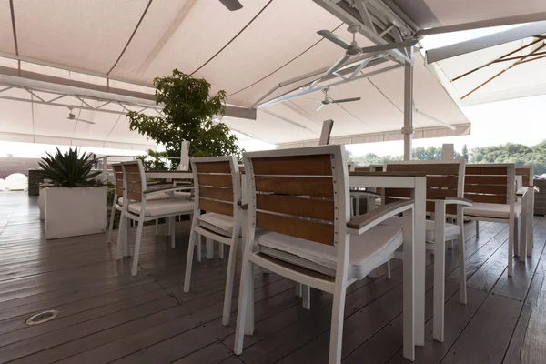 Moderne Café-Terrasse am Fluss — Stockfoto