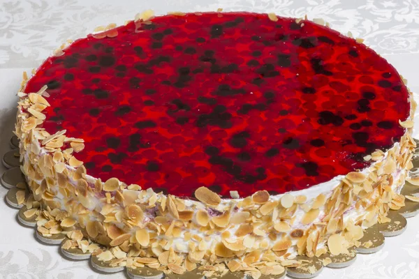 혼합 붉은 과일과 아몬드 케이크 — 스톡 사진