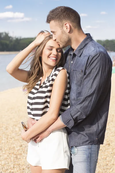 Joyeux jeune couple à la plage — Photo