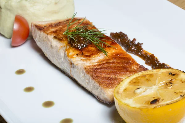 Filetto di salmone con purè di patate — Foto Stock