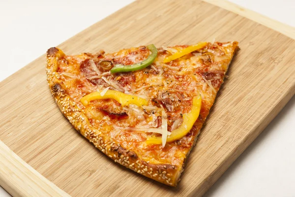 Välsmakande pizza på träskiva — Stockfoto