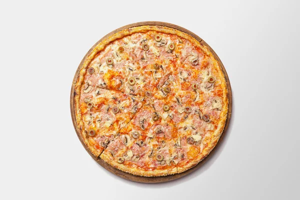 Välsmakande pizza på träskiva — Stockfoto