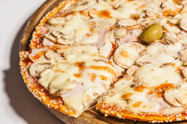 Välsmakande pizza på träskiva — Stockfoto